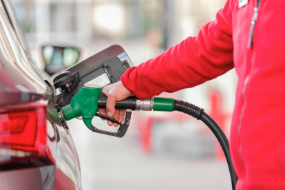 Revisa los nuevos precios de la gasolina en Ecuador y cómo se calculan según el sistema de bandas.