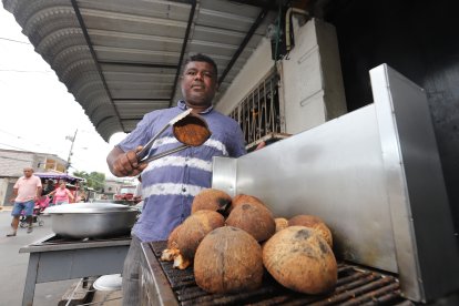 Debajo de la pila de cocos ubica las proteínas. En este caso, varias presas de pollo se ahumaban.
