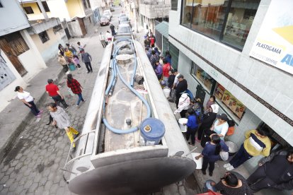 Largas filas se registran en el sur de Quito por la falta de agua.