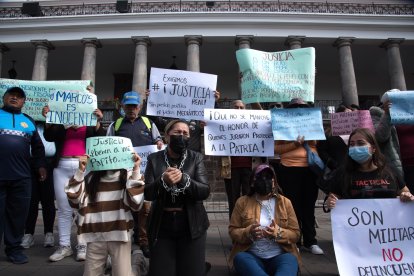 Familiares de los militares acusados llegaros desde todos los rincones del país para hace un plantón afuera del Palacio de Carondelet.