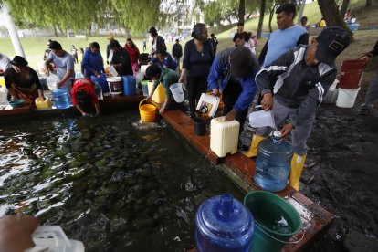 Ante la crisis por la falta de agua, en el barrio Nueva Aurora se aprovecha un ojo de agua.