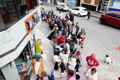 Este viernes 11 de julio se registrado largas filas para acceder al agua de los tanqueros.