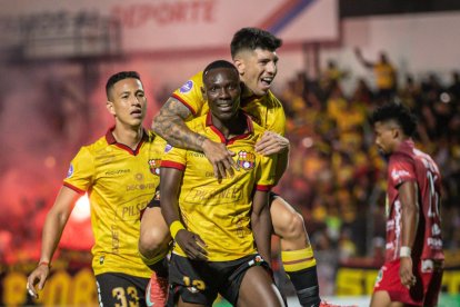 Janner Corozo (c) mejoró su nivel con la llegada de Ismael Rescalvo a Barcelona