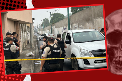 Agentes revisaron los alrededor del sitio del hallazgo para ubicar el resto de la víctima.