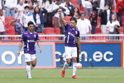 Lisandro Alzugaray abrió la cuenta desde el punto penalti.