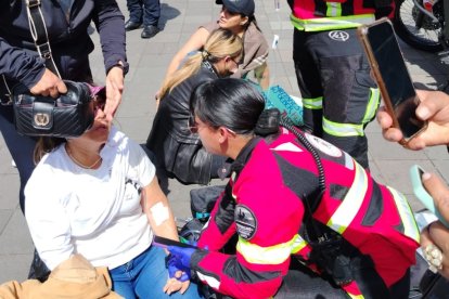 Las madres de los militares se descompensaron durante el plantón que realizaron en el Palacio de Carondelet, en Quito