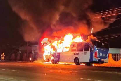 Tras la colisión de una moto contra un bus, un hombre falleció.