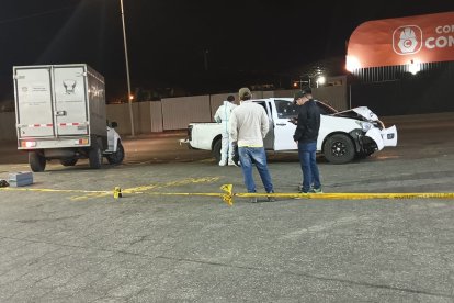 Cinco personas se movilizaban en esta camioneta fueron perseguidos y atacados por unos sujetos. De ellos, uno falleció.