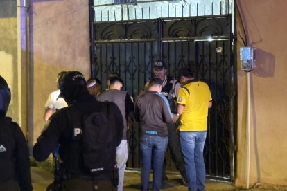 El hombre quedó sin vida en el patio del inmueble.