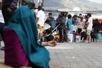 En varios sectores se registraron largas filas para la distribución de agua en tanqueros.