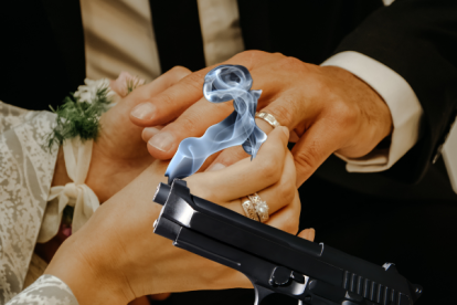 La propuesta de matrimonio se dio en medio de un falso tiroteo.