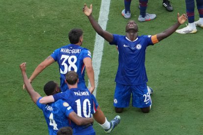 Luciendo la cinta de capitán, Caicedo agradeció a Dios tras coronarse campeón del mundo con Chelsea.