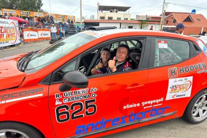 El bólido Clio # 625 de Roberto Gilbert, pilotado por Carmona.