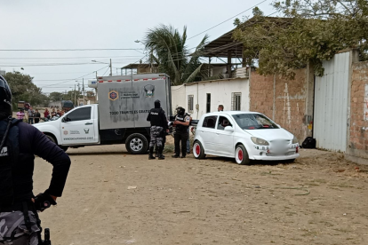 El vehículo en el que se movilizaba la víctima quedó detenido en plena vía, tras ser atacado.