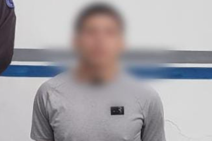 Armas, municiones y un teléfono celular fueron decomisados al detenido.