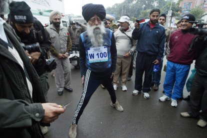 Fauja Singh (C), en una de sus competencias. Murió en su pueblo, en India,