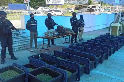 Los agentes hallaron la droga en gavetas plásticas y descubrieron piezas de armas impresas en 3D, ocultas en una hacienda de Vilcabamba.