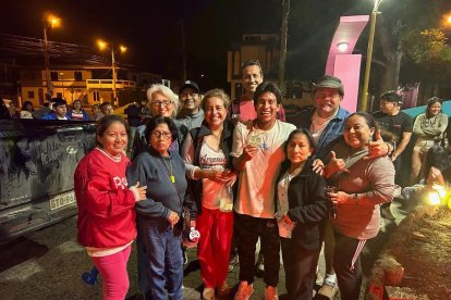 Familiares y amigos de Álex a su llegada a Manglaralto.