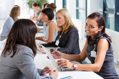 Postulantes en la Feria de Empleo ConQuito 2025 buscan oportunidades laborales en ventas, atención al cliente y más sectores.