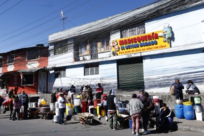 En algunas calles se observan locales de comida cerrados, por la falta de agua.