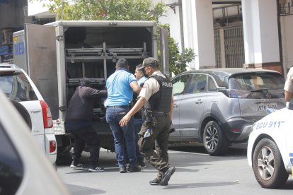 El cuerpo de la mujer fue hallado suspendido. La Policía investiga.