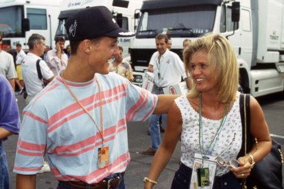 Michael Schumacher y su esposa Corinna en uno de los Grandes Premios de antaño.