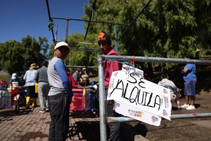 Con letreros de "Se alquila", algunos vecinos buscan ganarse unos dólares prestando servicio de transporte.