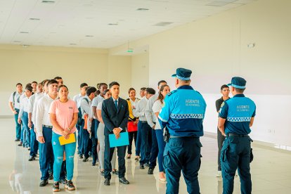Los aspirantes son evaluados física y psicológicamente para comprobar su idoneidad para el puesto.
