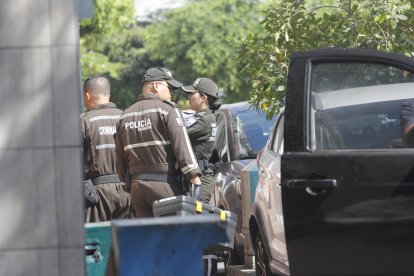 Agentes policiales acudieron al hotel para investigar lo sucedido y recabar indicios.