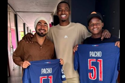 Willian Pacho (c) junto a Junior Sornoza (i) y Juan Cazares, jugadores de Independiente del Valle.