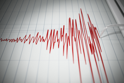 La NOAA rebaja la alerta de tsunami a aviso tras el terremoto de magnitud 7,3 en Alaska, alertando sobre riesgos limitados a las zonas costeras.