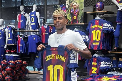 Lamine Yamal lució la número 10 del Barça, su nueva camiseta