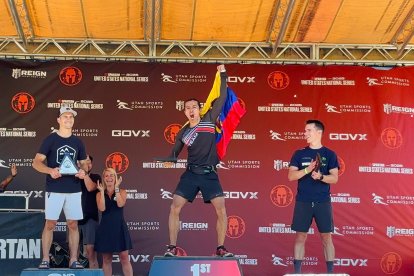 Fernando festejó con la bandera de Ecuador haber ganado el primer lugar de la categoría de élite de la exigente competencia.