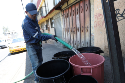 Distribución de agua por tanqueros continúa en el sur de Quito tras emergencia.