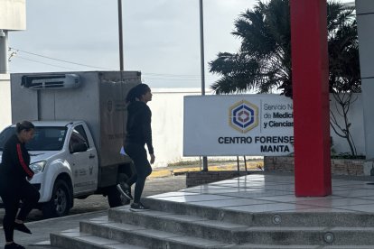 Familiares acudieron al centro forense para hacer el reconocimiento legal.