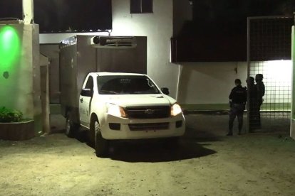 Escena del crimen en Jaramijó: Personal policial resguarda el centro nocturno donde cinco personas fueron asesinadas en un ataque armado la noche del 16 de julio.