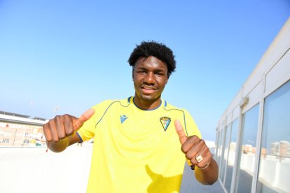 Caicedo ya con la camiseta del Cádiz en el centro deportivo del mismo en España, tras su presentación.