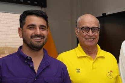 El presidente del COE, Jorge Delgado (i), posa junto al ministro del Deporte, José David Jiménez.