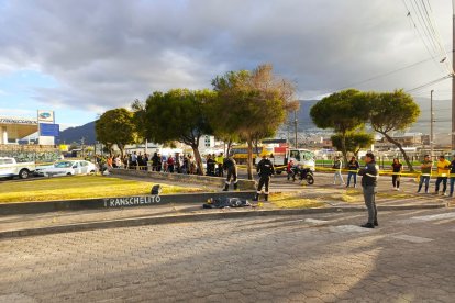 El cuerpo de la víctima quedó en una de las veredas frente al mercado de La Ofelia, en el norte de la capital.