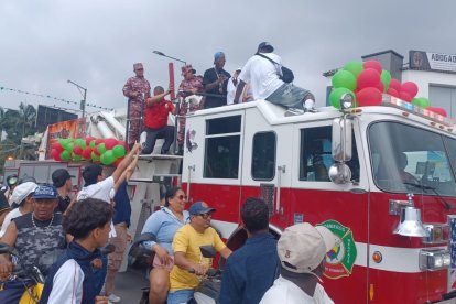 El volante Moisés Caicedo se dio tiempo para firmar autógrafos desde el vehículo de los bomberos