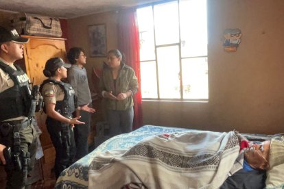 El adulto mayor tiene problemas respiratorios y necesita atención de sus familiares.