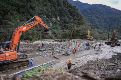 1. El puente Bailey avanza, pero la angustia sigue latente entre los transportistas  y productores que dependen de esta vía para subsistir.