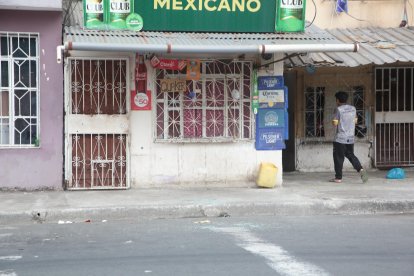 Parte de los impactos fueron contra la ventana del negocio.
