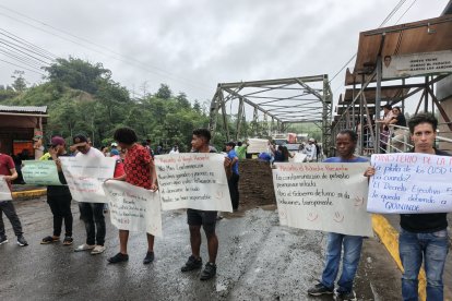 Habitantes de Viche bloquean la vía E-20 con pancartas y consignas exigiendo atención estatal.