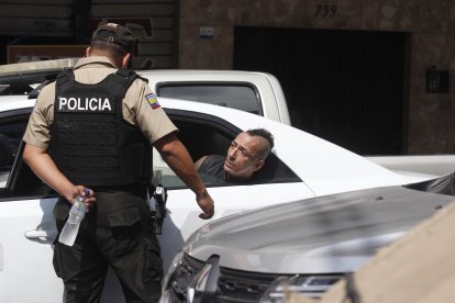 El hombre finalmente fue retenido en una patrulla y luego fue llevado a una unidad judicial.