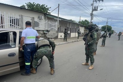 Militares se desplegaron en Manta y Portoviejo.