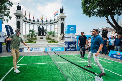 El alcalde durante el partido con Del Potro y Kuerten en el Malecón 2000.