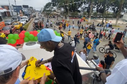 En una multitudinaria caravana, Niño Moi recorrió las calles de  Santo Domingo.