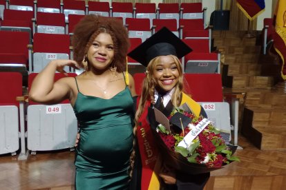 Angie y Jessica luego de la graduación. La menor apunta a seguir en el deporte, pero estudiará diseño de modas.