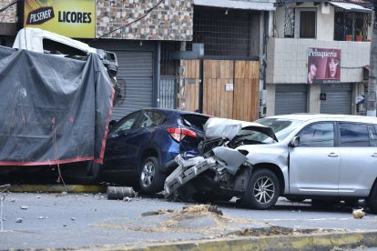 El camión implicado terminó dentro de una panadería.